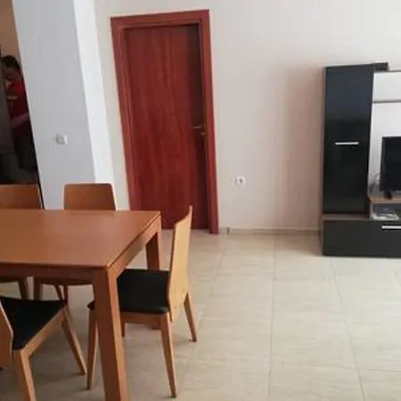 Yves 2 Bed At Sun Village Sunny Not Far Away From The Sea ساني بيتش