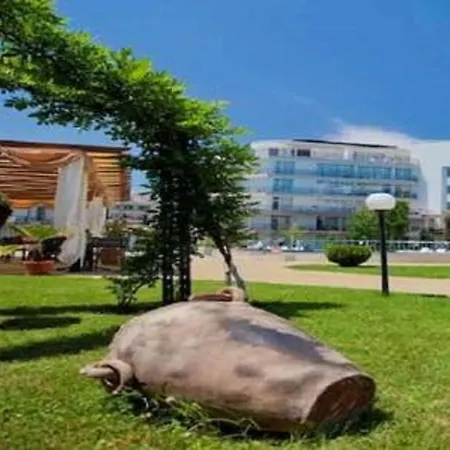 Yves 2 Bed At Sun Village Sunny Not Far Away From The Sea شقة
