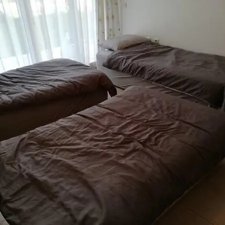 Yves 2 Bed At Sun Village Sunny Not Far Away From The Sea ساني بيتش