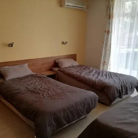 Yves 2 Bed At Sun Village Sunny Not Far Away From The Sea شقة