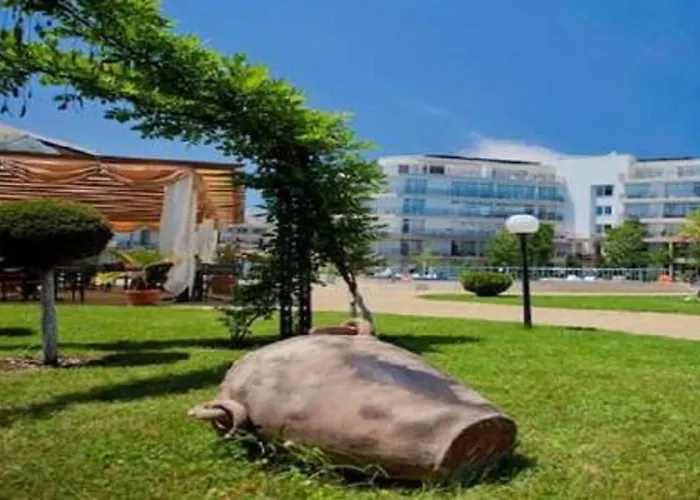 Yves 2 Bed At Sun Village Sunny Not Far Away From The Sea Апартаменты