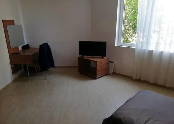 Апартаменты Yves 2 Bed At Sun Village Sunny Not Far Away From The Sea