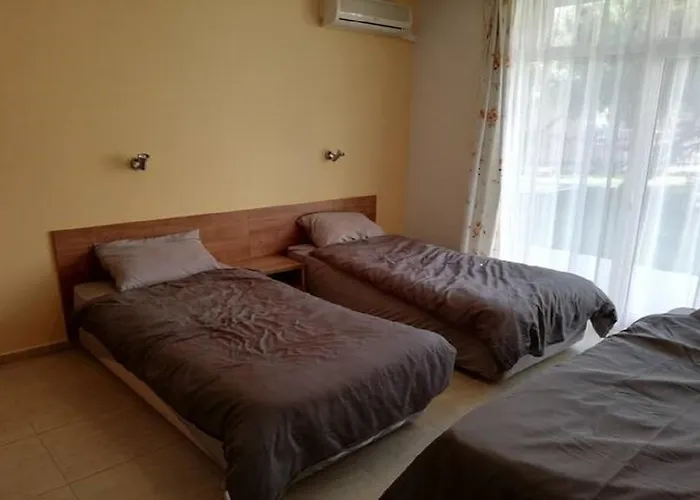 Yves 2 Bed At Sun Village Sunny Not Far Away From The Sea Апартаменты