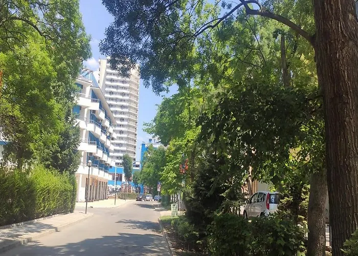 Yves 2 Bed At Sun Village Sunny Not Far Away From The Sea Апартаменты *