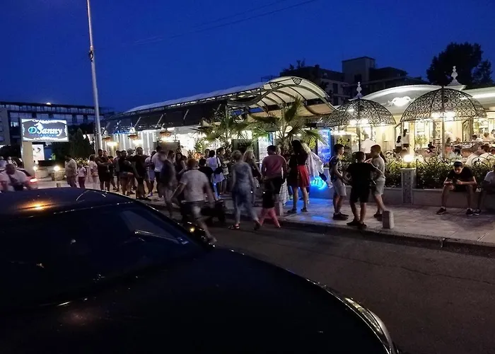 Yves 2 Bed At Sun Village Sunny Not Far Away From The Sea Апартаменты