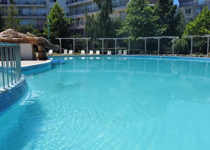 Yves 2 Bed At Sun Village Sunny Not Far Away From The Sea Апартаменты *