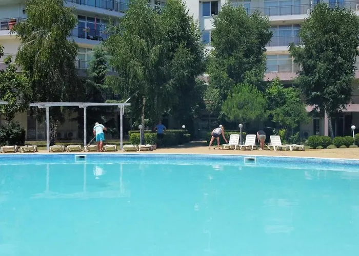 Апартаменты Yves 2 Bed At Sun Village Sunny Not Far Away From The Sea *